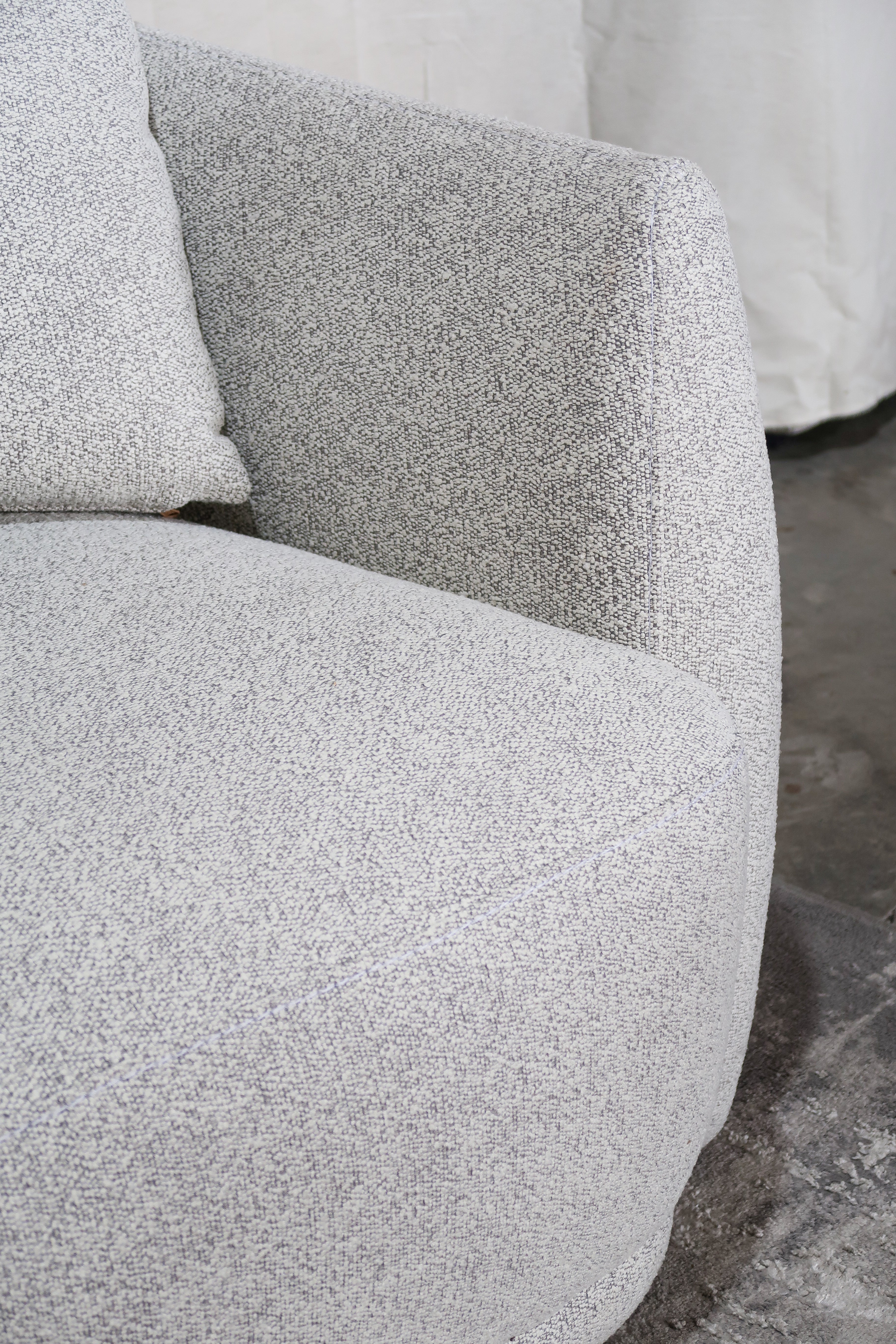 Sala Lauro color blanco fabricada con esponja de alta densidad 