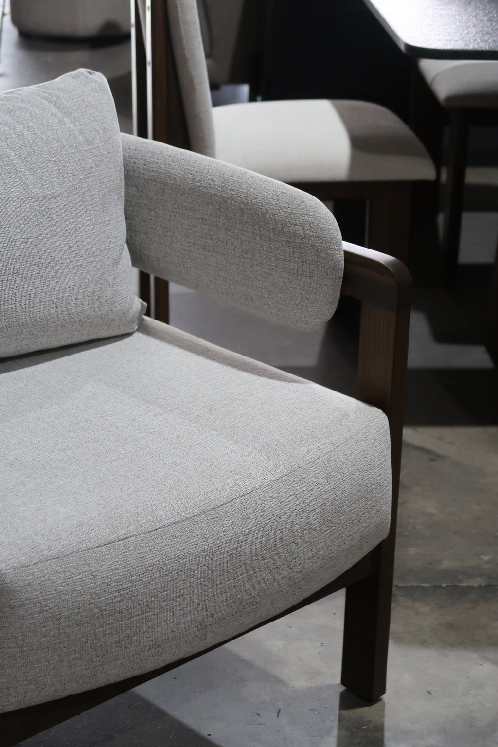 Sillón Live: diseño moderno con estructura en madera de nogal y tapizado premium. Confort excepcional, estilo minimalista y alta durabilidad.