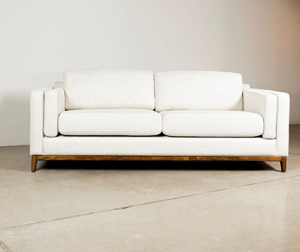 Loveseat colorado color blanco fabricada en esponja de alta dencidad 24kg soclo en madera solida de encino 