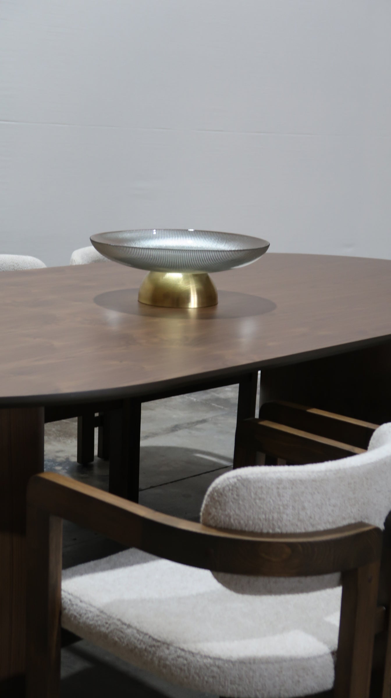 Mesa de comedor ovalada en chapa de nogal para 6 u 8 persomas 