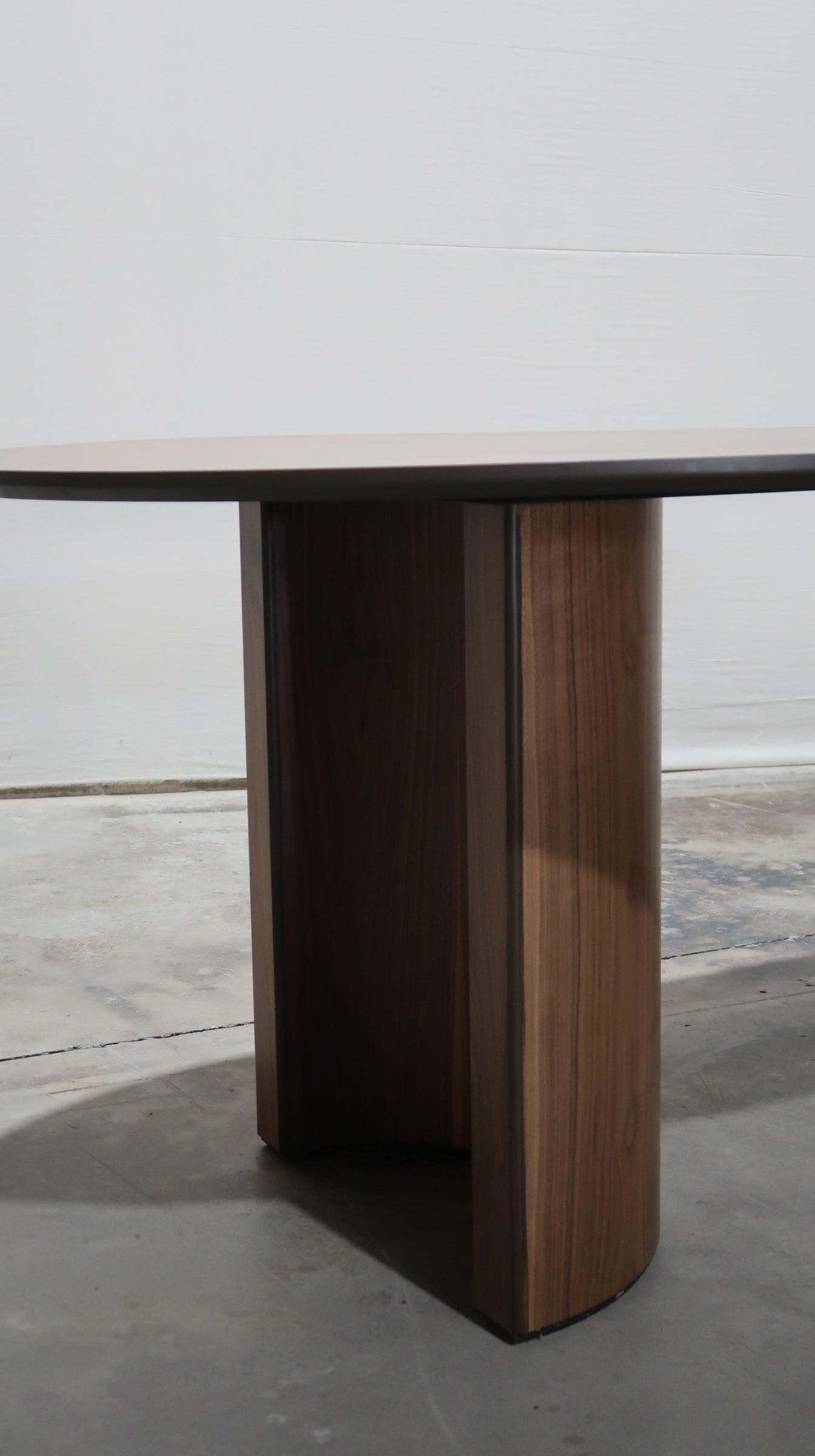 Mesa de comedor ovalada en chapa de nogal para 6 u 8 persomas 
