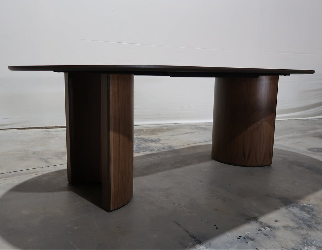 Mesa de comedor ovalada en chapa de nogal para 6 u 8 persomas 