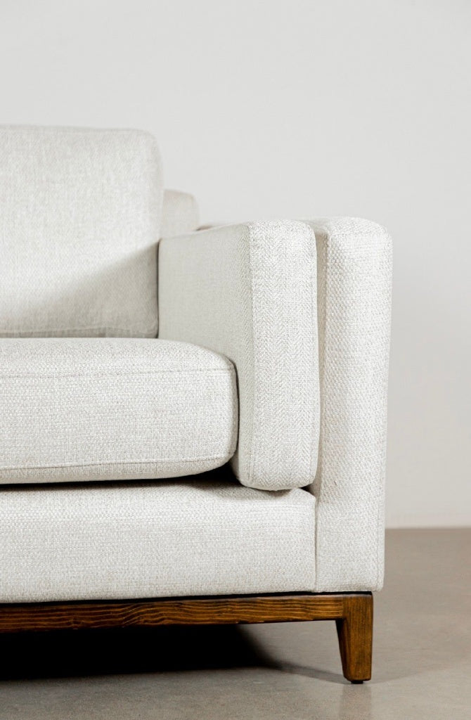 Sala colorado color blanco fabricada en esponja de alta dencidad 24kg soclo en madera solida de encino 