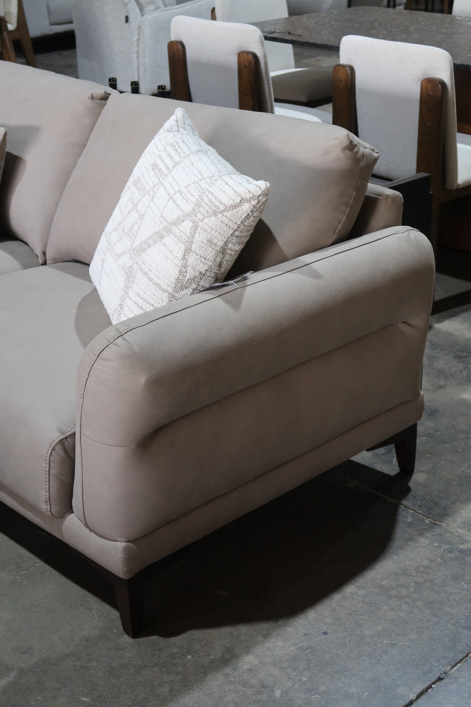 Sala seccional Nahia, marca Boal: diseño moderno en L con tapizado premium. Confort excepcional, estilo contemporáneo y alta durabilidad para el hogar.