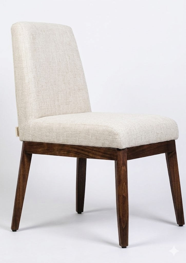 Silla en color beige con madera en las patas