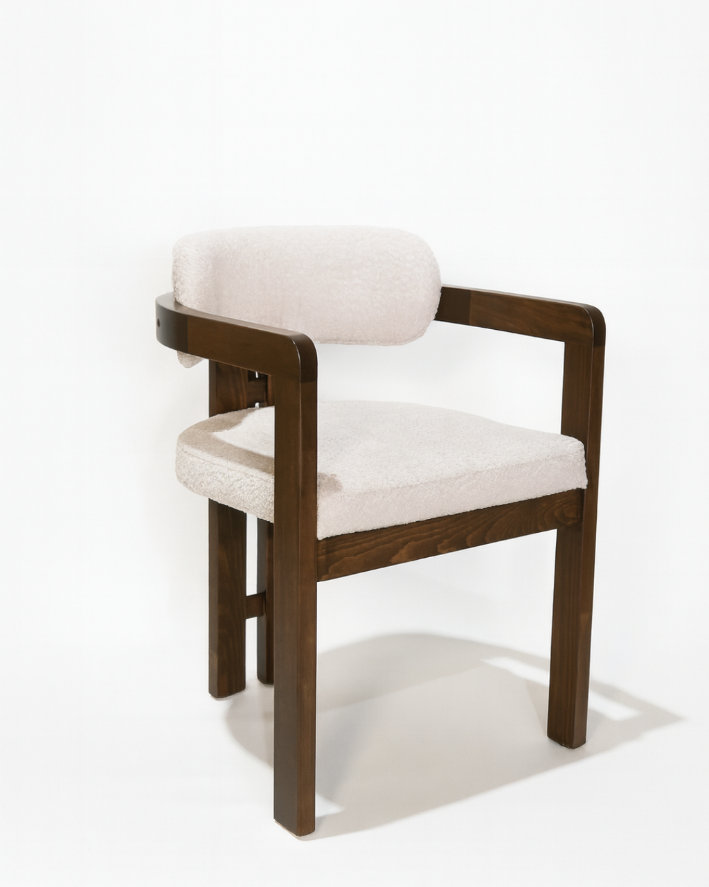 Silla curva en madera solida de pino con tapiceria en alta densidad color claro