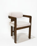 Silla curva en madera solida de pino con tapiceria en alta densidad color claro