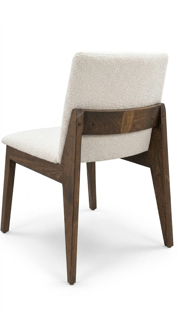 silla fabricada en madera solida de pino con tapiceria en color claro