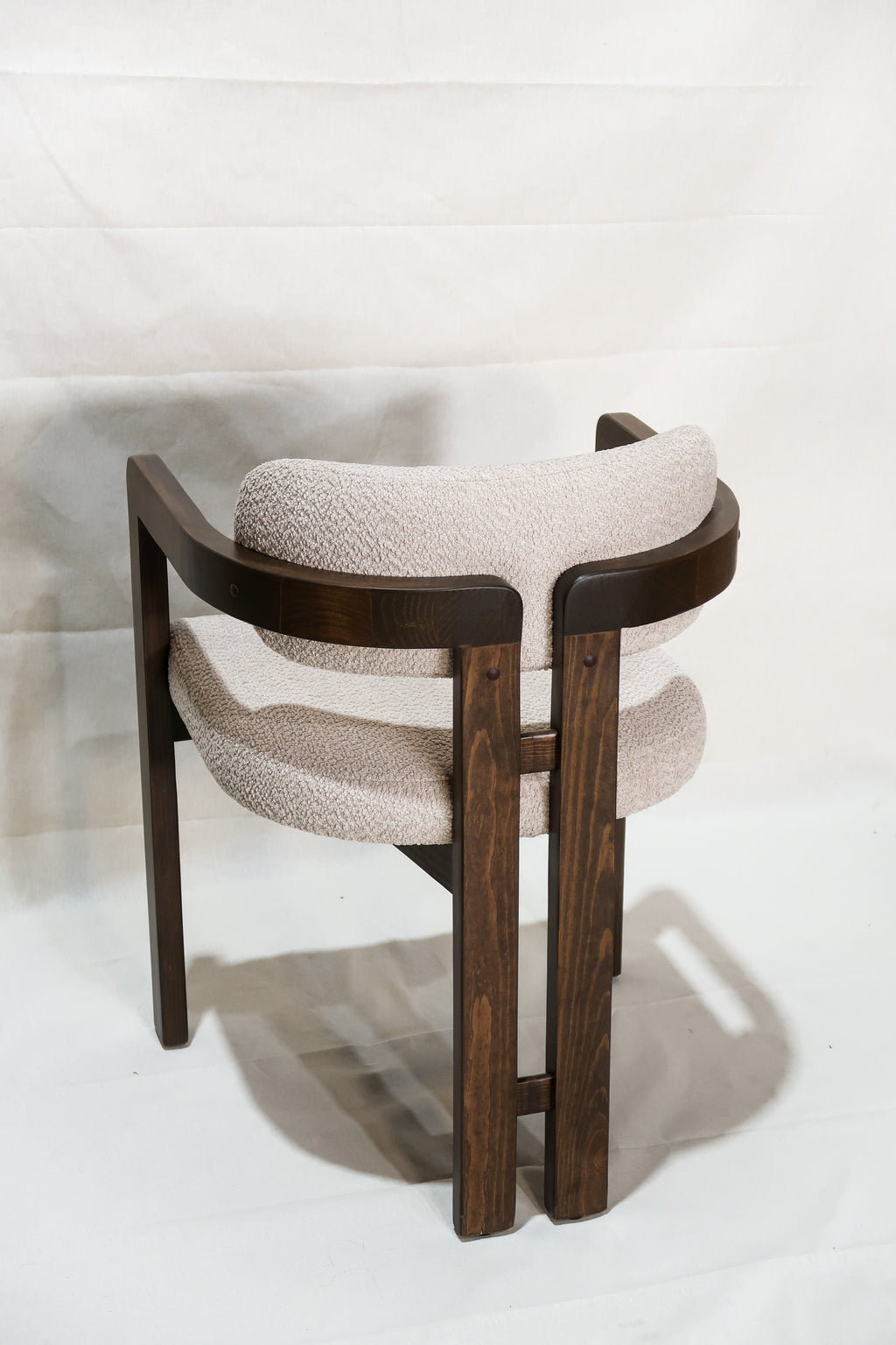 Silla curva en madera solida de pino con tapiceria en alta densidad color claro