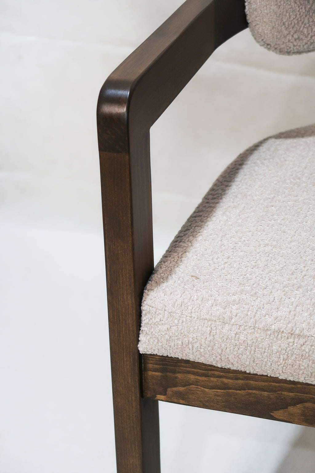 Silla curva en madera solida de pino con tapiceria en alta densidad color claro