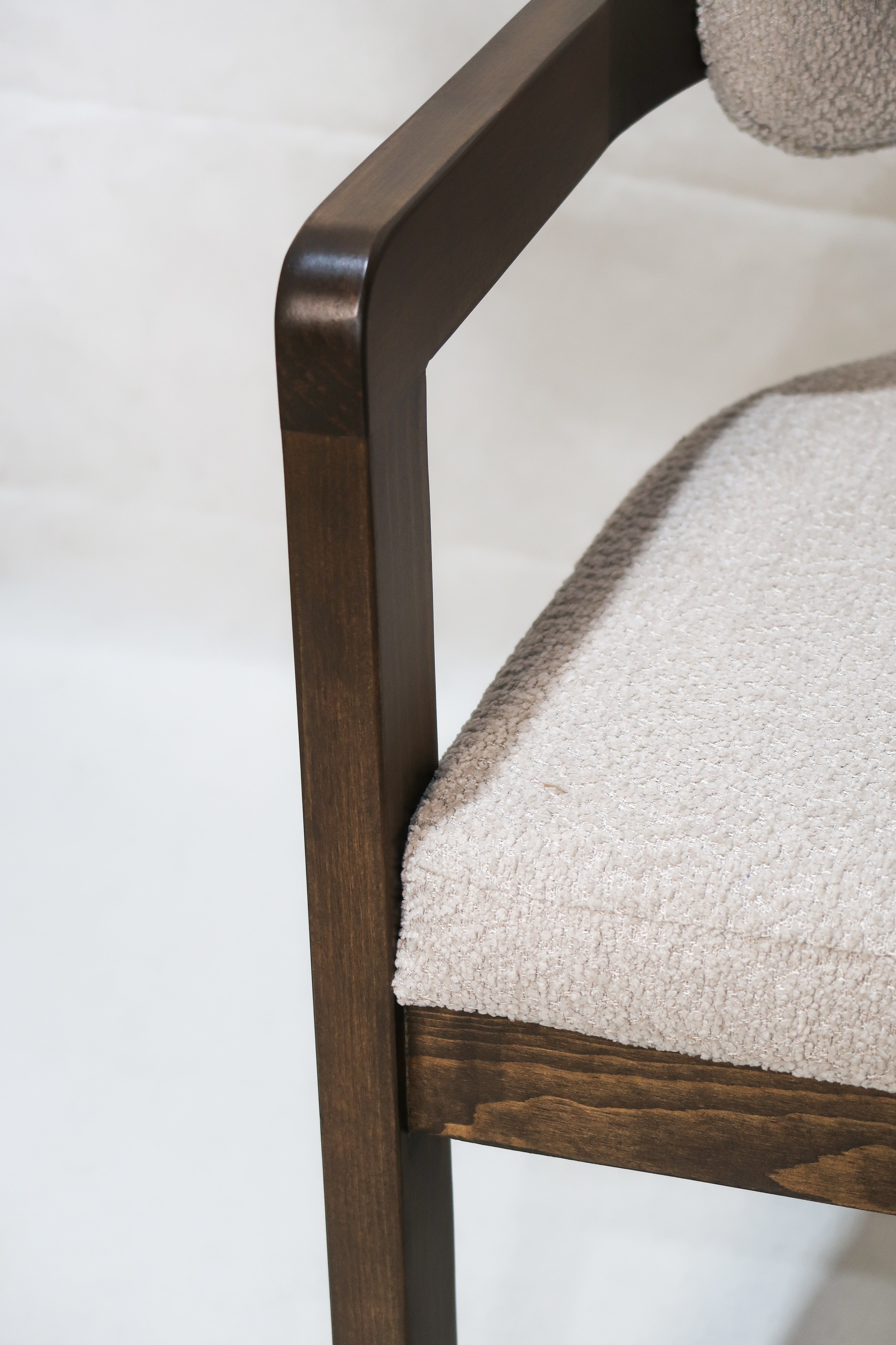 Silla curva en madera solida de pino con tapiceria en alta densidad color claro