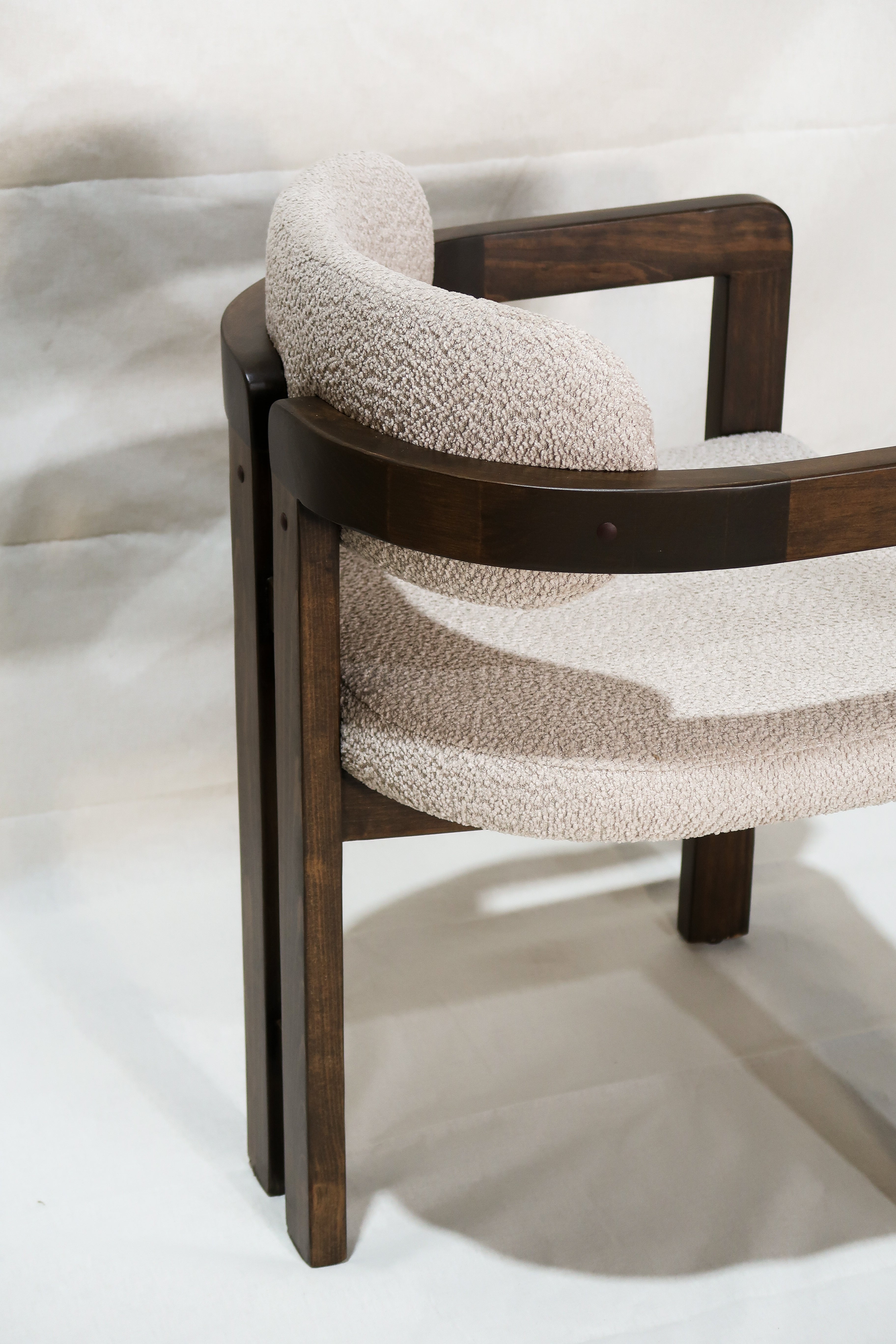 Silla curva en madera solida de pino con tapiceria en alta densidad color claro