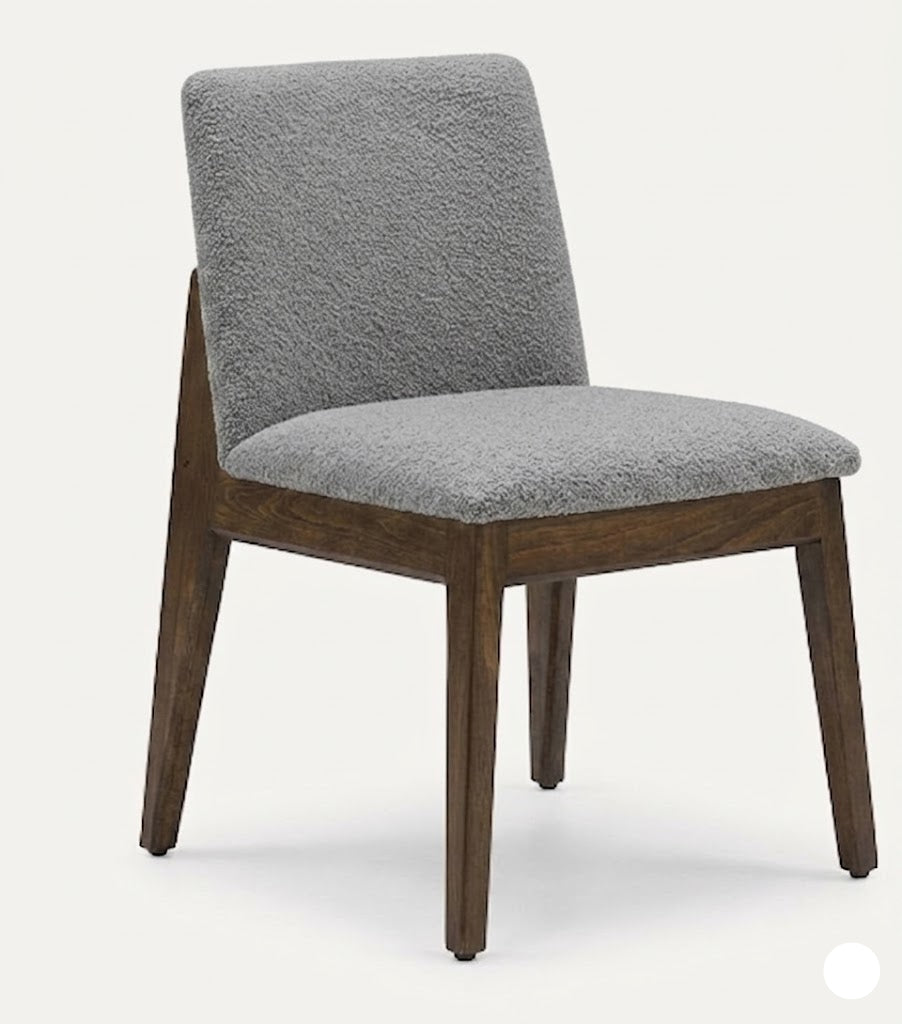 silla fabricada en madera solida de pino con tapiceria en color Gris claro