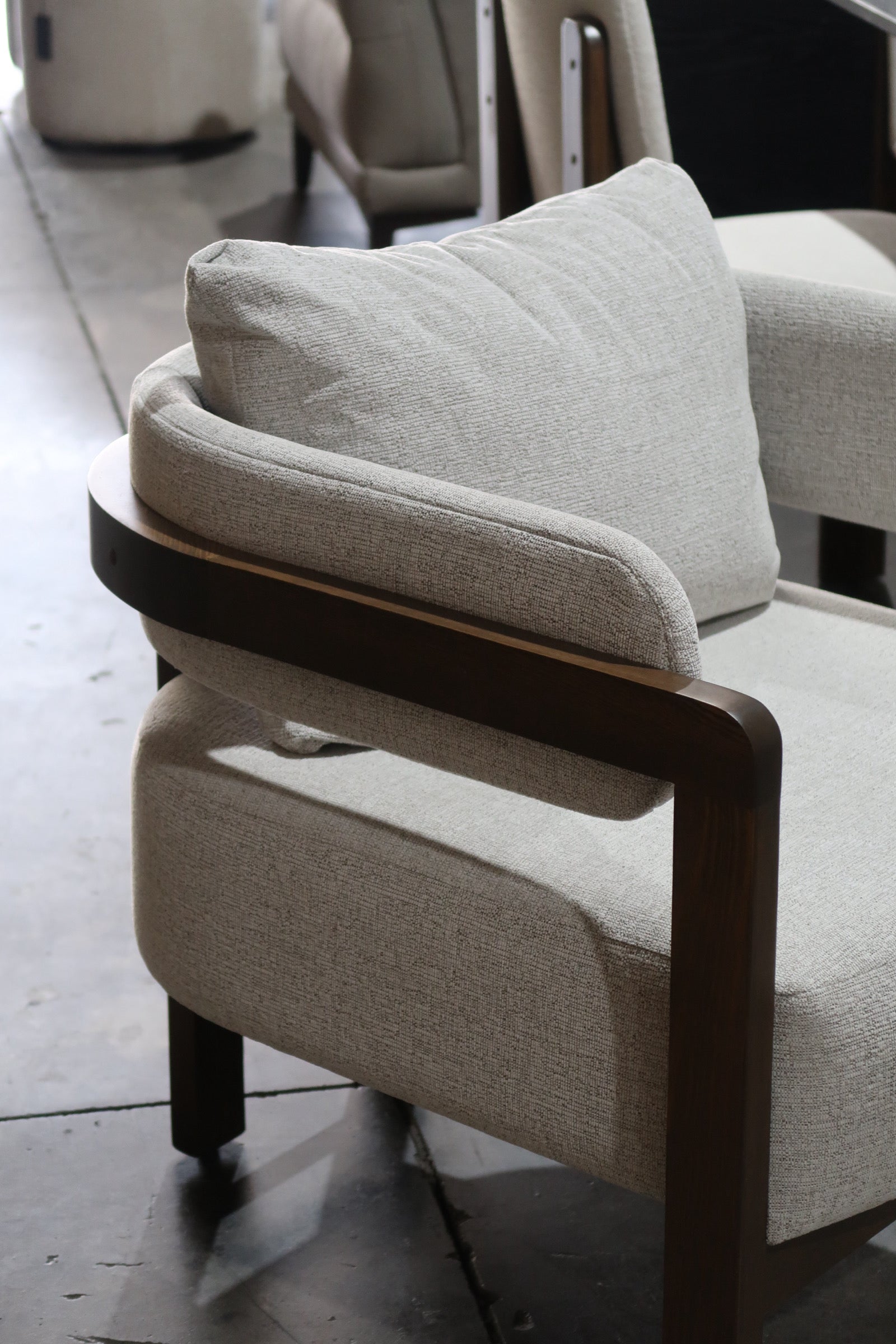 Sillón Live: diseño moderno con estructura en madera de nogal y tapizado premium. Confort excepcional, estilo minimalista y alta durabilidad.