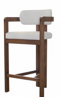 Banco Live: diseño ergonómico con estructura en madera sólida y tapizado premium. Confort superior, estilo contemporáneo y alta durabilidad para tu barra o cocina