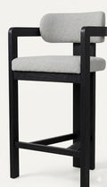Banco Live: diseño ergonómico con estructura en madera sólida y tapizado premium. Confort superior, estilo contemporáneo y alta durabilidad para tu barra o cocina