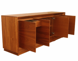 Bufetera Prestige: diseño clásico de lujo con estructura en madera sólida de nogal de alta calidad. Acabado premium, gran funcionalidad y elegancia atemporal para tu comedor."