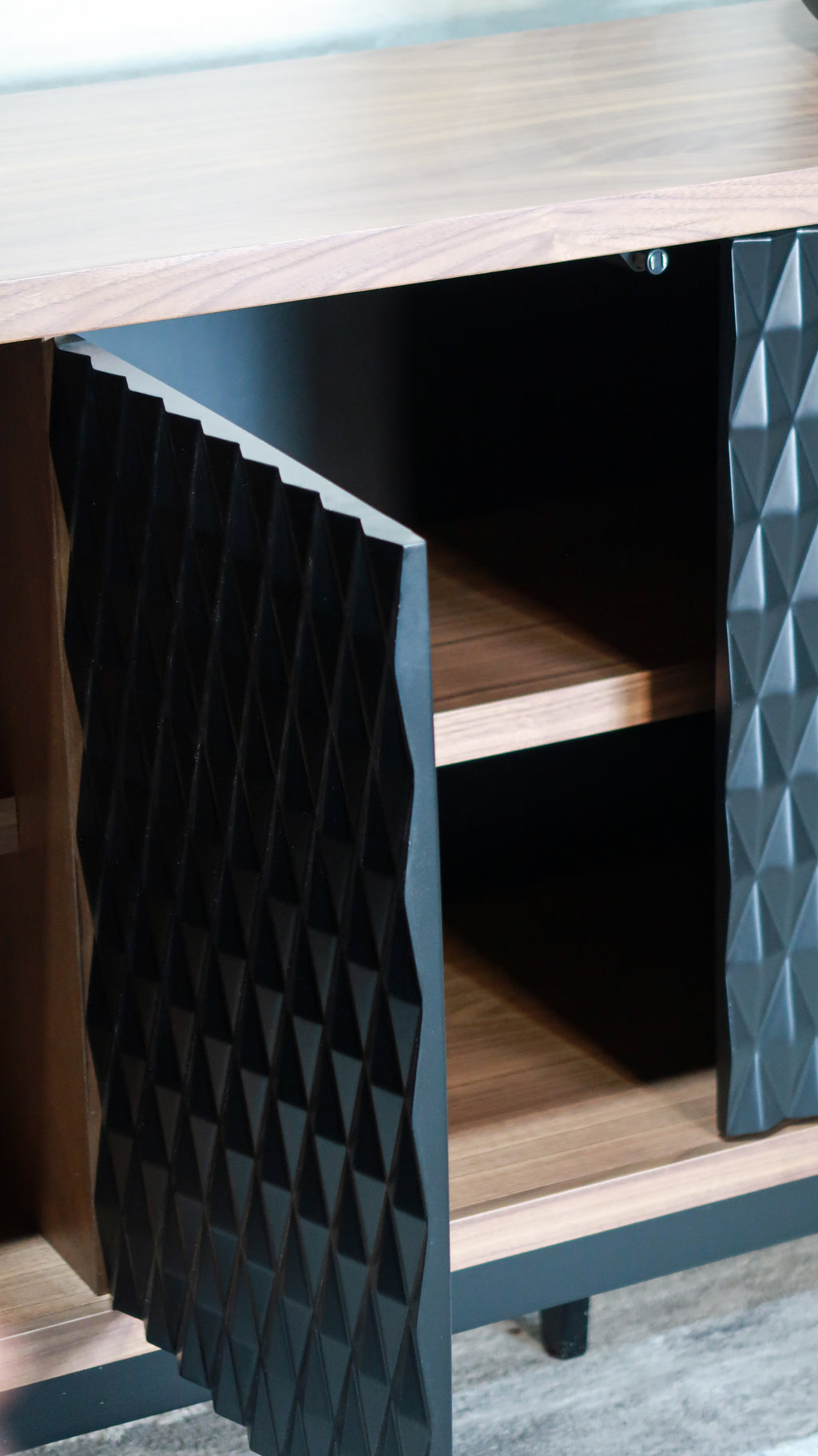Bufetera Catania: diseño moderno de alto impacto con puertas texturizadas y estructura en contraste. Acabado premium, gran funcionalidad y estilo vanguardista para elevar la estética de tu comedor