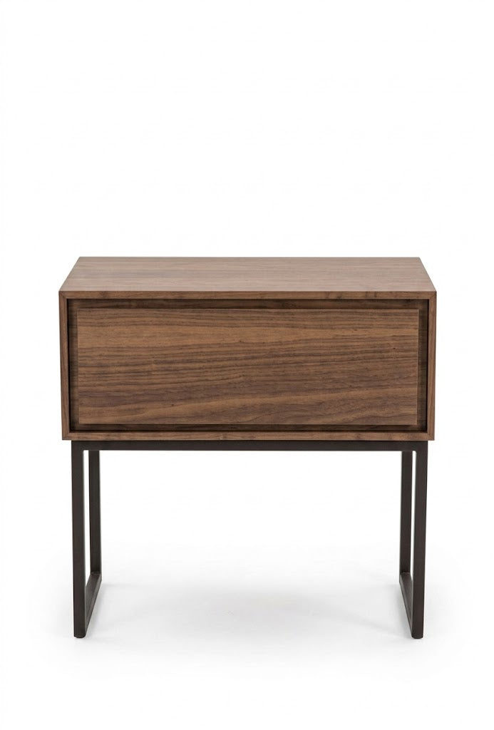 "Recámara Adida: diseño moderno en madera de nogal con mesas de noche flotantes e iluminación LED integrada. Estilo sofisticado, gran funcionalidad y elegancia contemporánea para tu dormitorio.