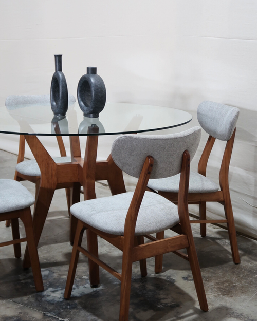 comedor Palermo: diseño moderno Mid-Century con mesa redonda de cubierta de vidrio templado y base de madera sólida. Incluye sillas ergonómicas tapizadas, ideal para espacios sofisticados y duraderos.