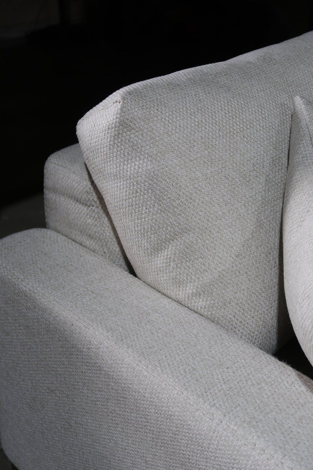 Sofá Lowa, marca Mirza: diseño moderno de tres plazas con tapizado premium. Confort excepcional, estilo contemporáneo y alta durabilidad para tu hogar.
