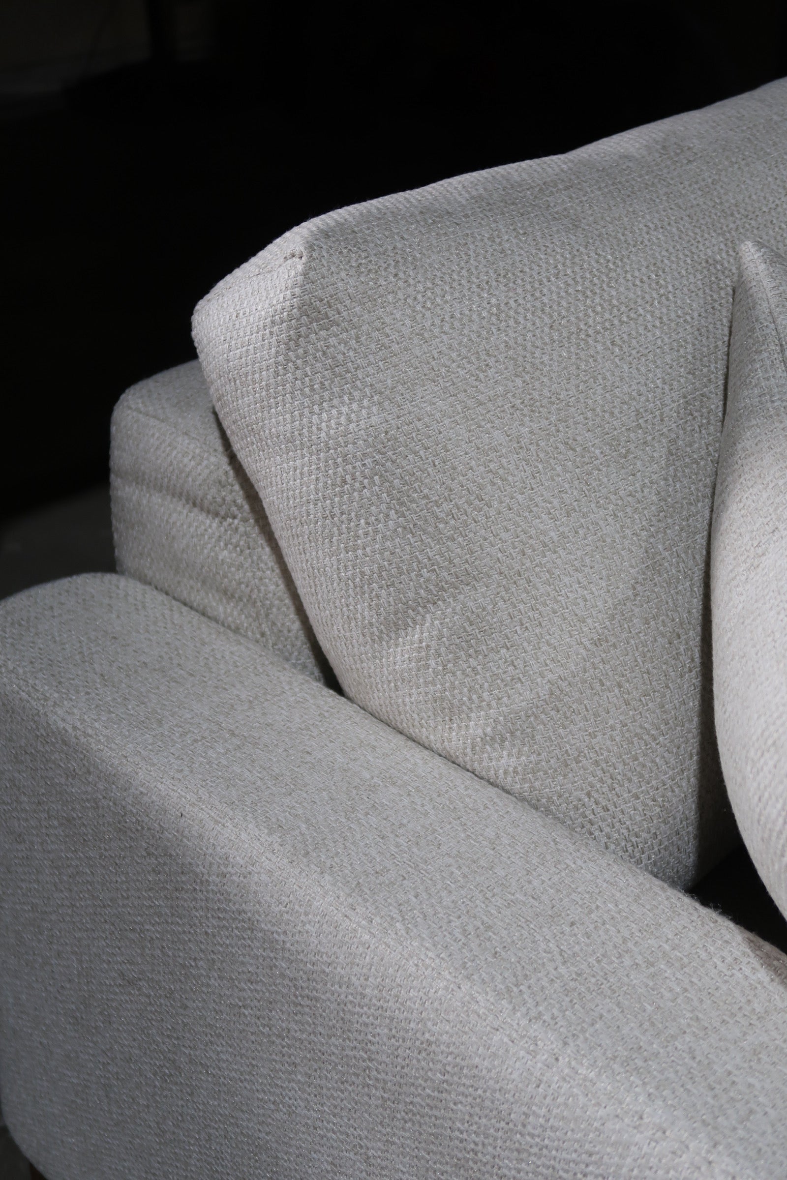 Sofá Lowa, marca Mirza: diseño moderno de tres plazas con tapizado premium. Confort excepcional, estilo contemporáneo y alta durabilidad para tu hogar.