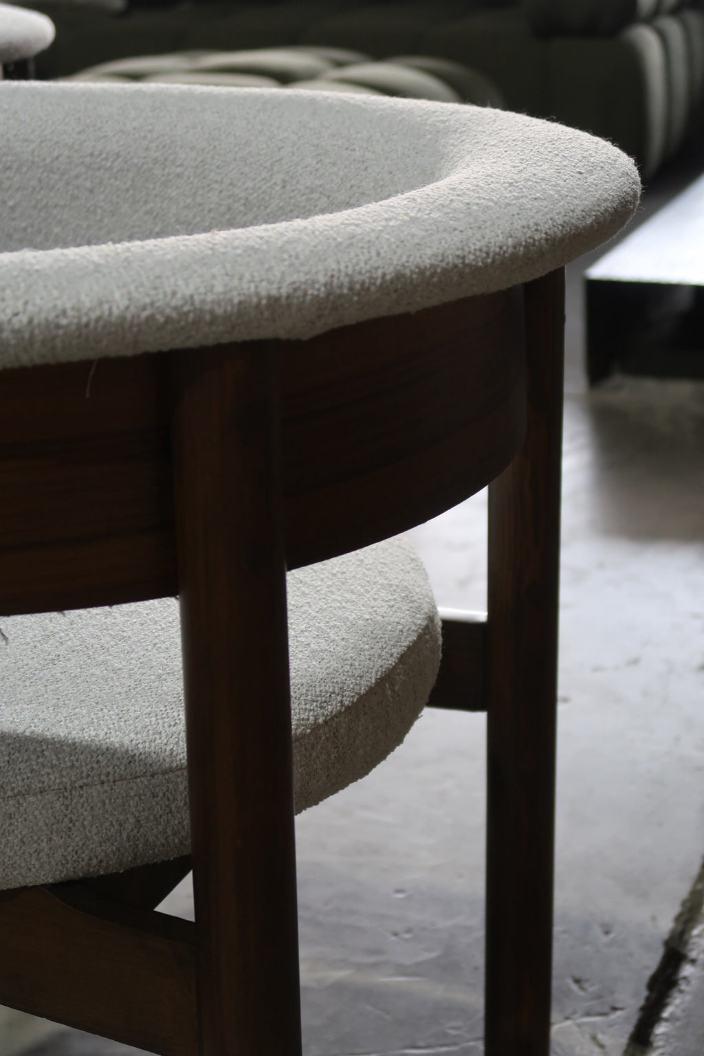 Silla Boden: diseño moderno con estructura en madera sólida y tapizado premium. Confort ergonómico, estilo contemporáneo y alta durabilidad para comedor o espacio de trabajo