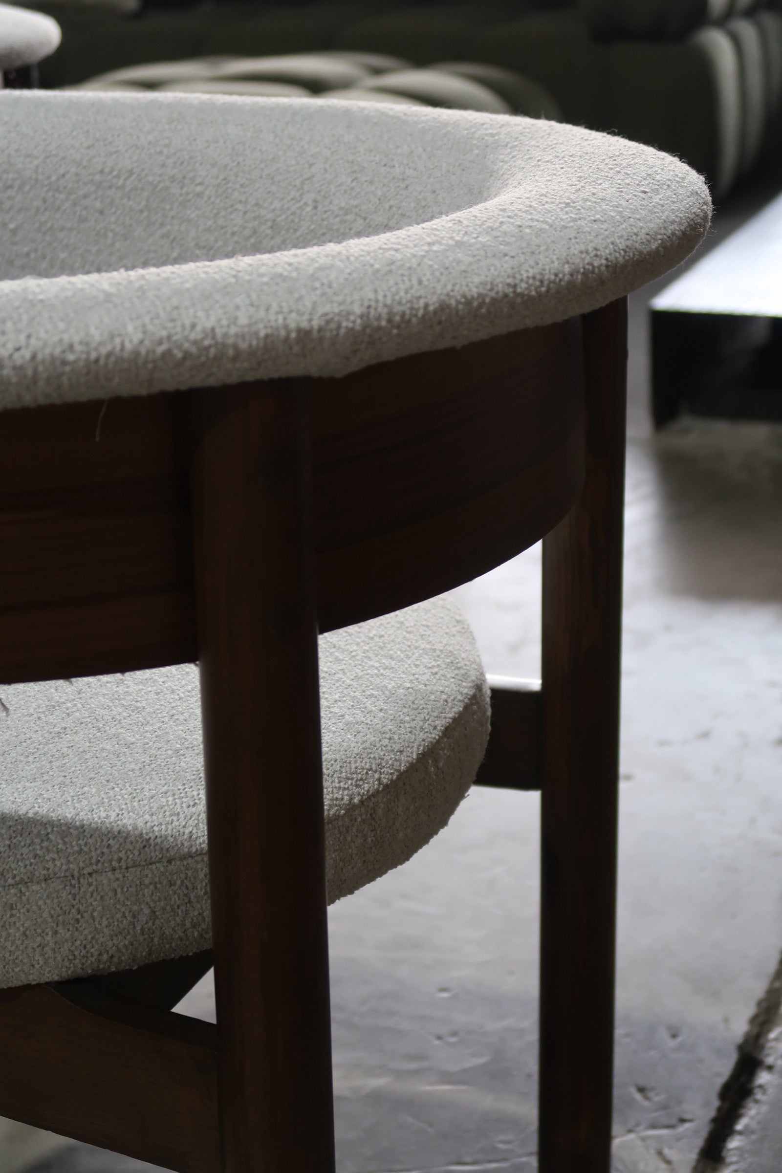 Silla Boden: diseño moderno con estructura en madera sólida y tapizado premium. Confort ergonómico, estilo contemporáneo y alta durabilidad para comedor o espacio de trabajo