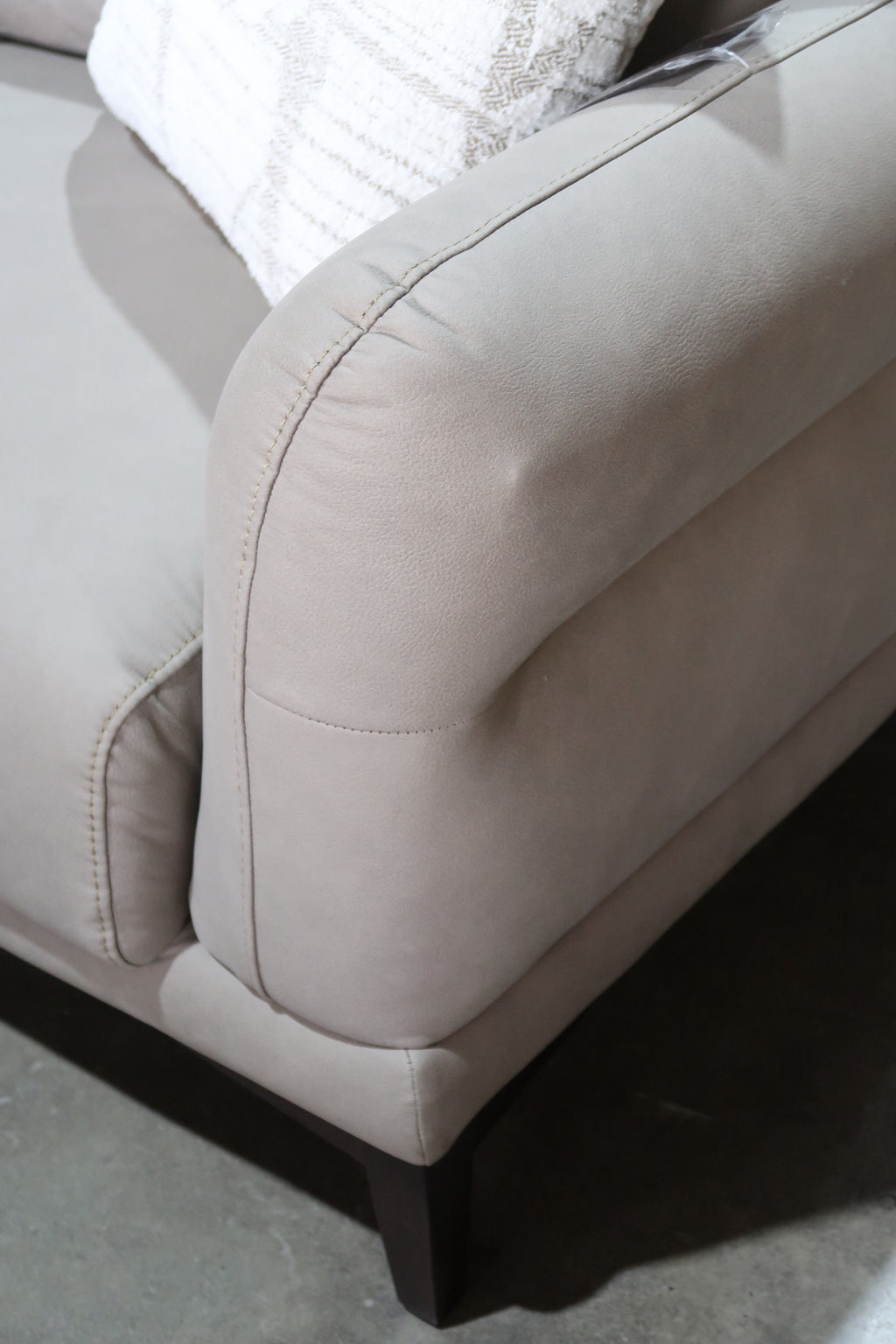 Sala seccional Nahia, marca Boal: diseño moderno en L con tapizado premium. Confort excepcional, estilo contemporáneo y alta durabilidad para el hogar.