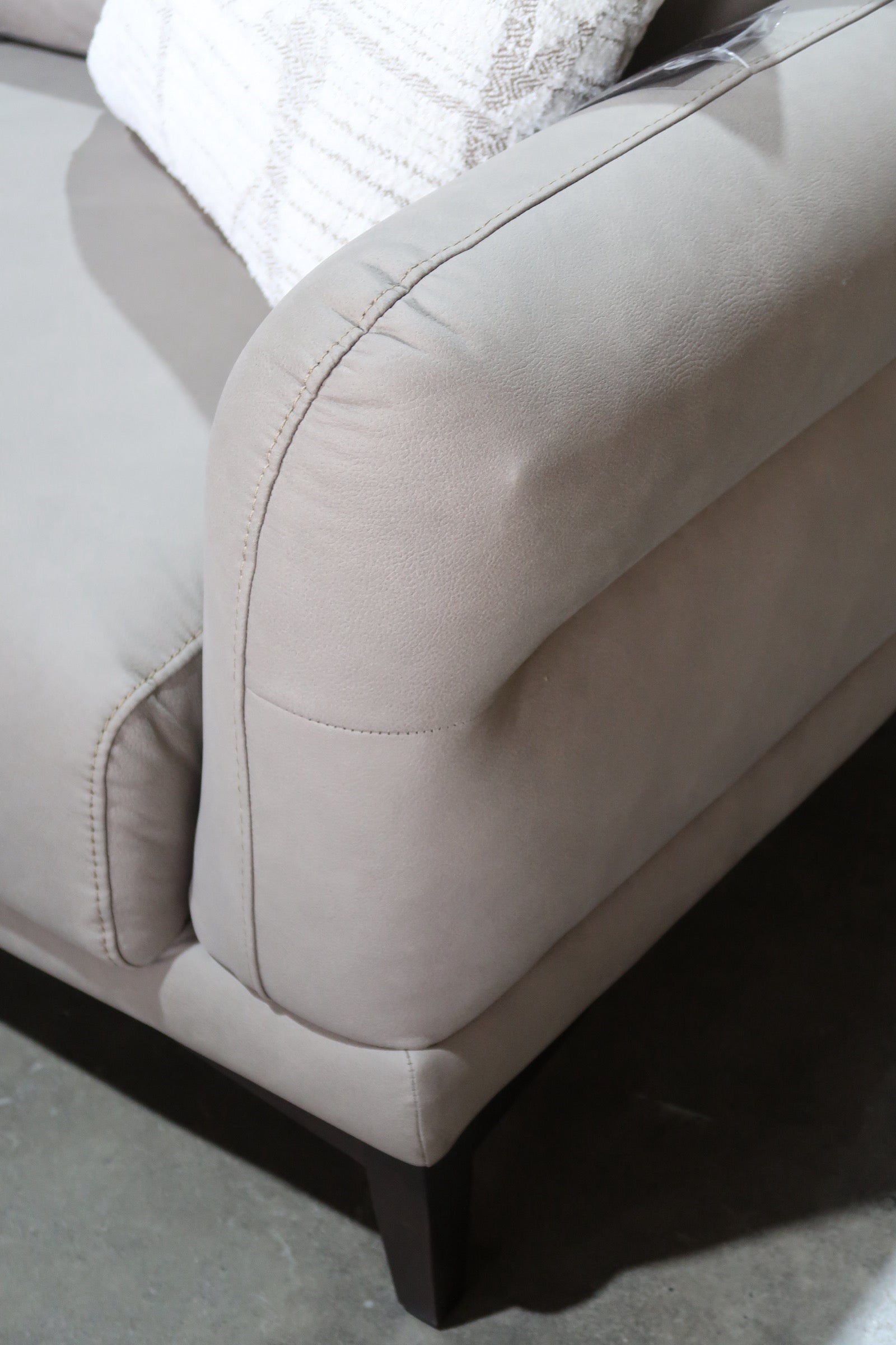 Sala seccional Nahia, marca Boal: diseño moderno en L con tapizado premium. Confort excepcional, estilo contemporáneo y alta durabilidad para el hogar.