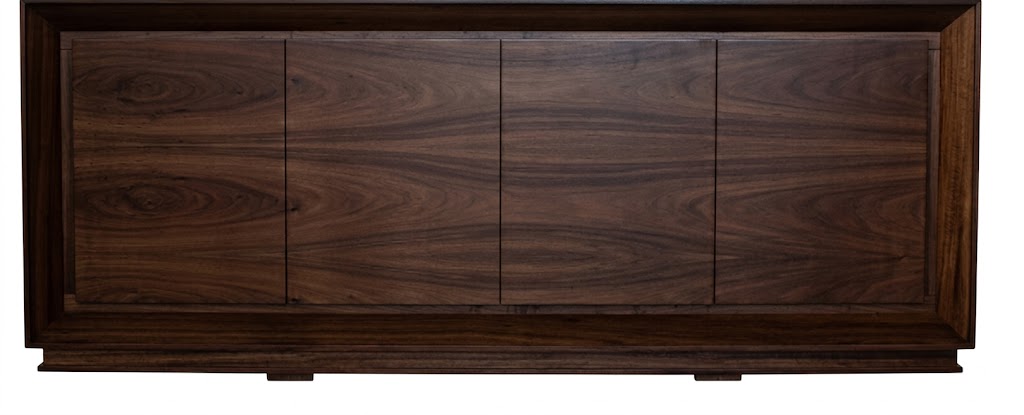 Bufetera Prestige: diseño clásico de lujo con estructura en madera sólida de nogal de alta calidad. Acabado premium, gran funcionalidad y elegancia atemporal para tu comedor."