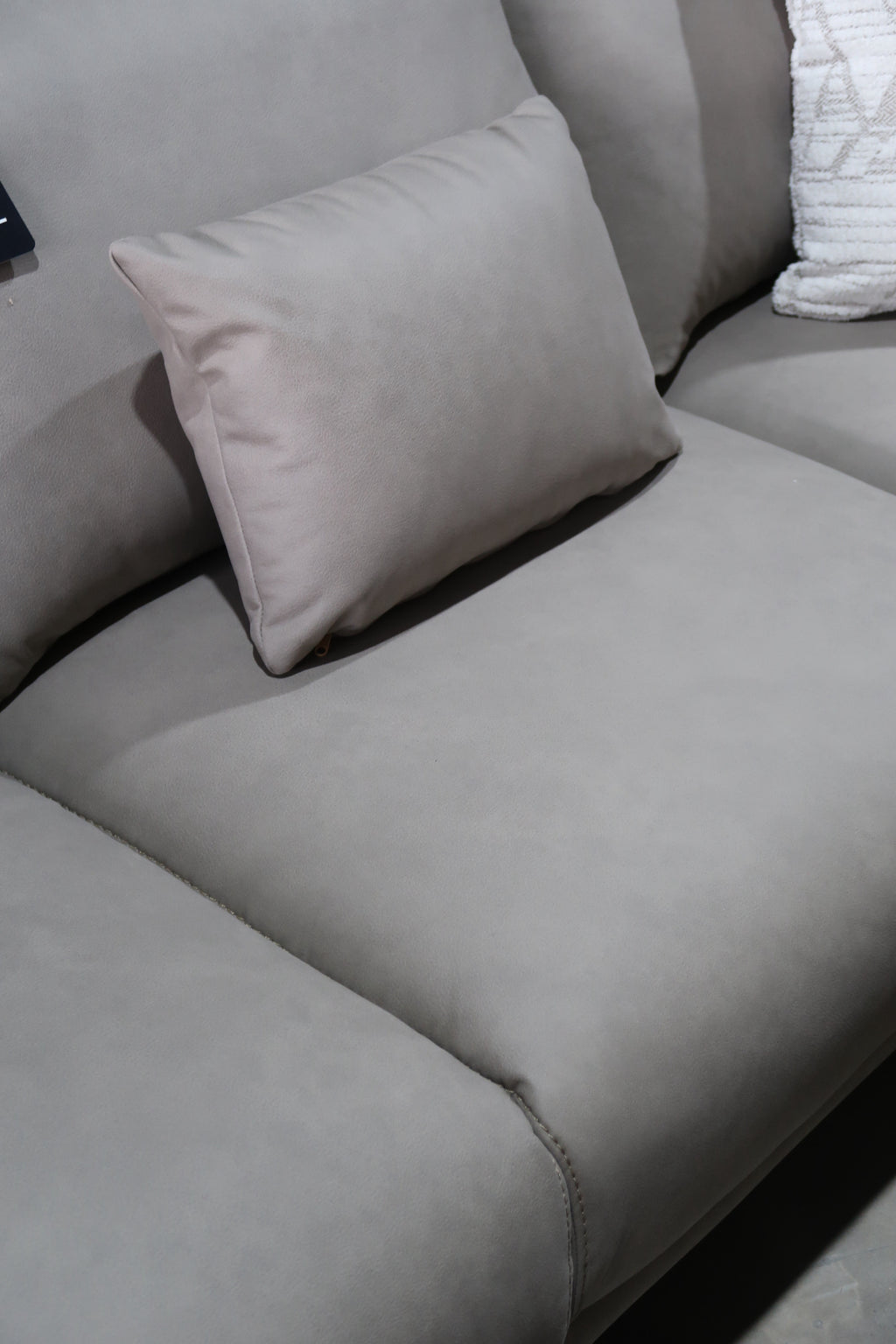 Sala seccional Nahia, marca Boal: diseño moderno en L con tapizado premium. Confort excepcional, estilo contemporáneo y alta durabilidad para el hogar.