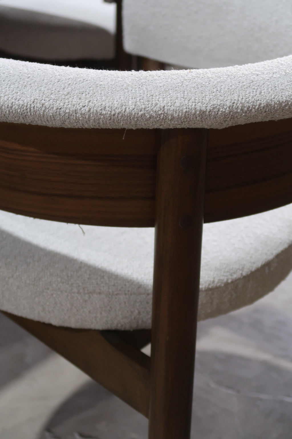 Silla Boden: diseño moderno con estructura en madera sólida y tapizado premium. Confort ergonómico, estilo contemporáneo y alta durabilidad para comedor o espacio de trabajo