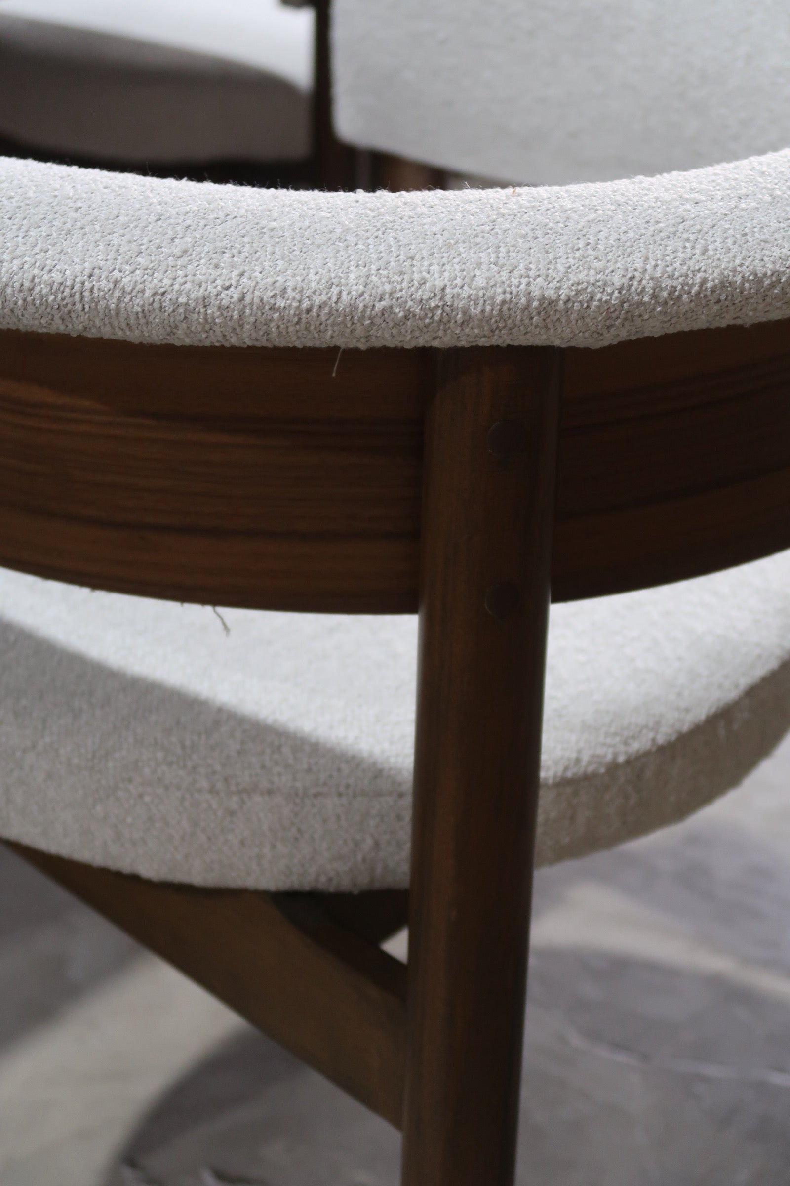 Silla Boden: diseño moderno con estructura en madera sólida y tapizado premium. Confort ergonómico, estilo contemporáneo y alta durabilidad para comedor o espacio de trabajo