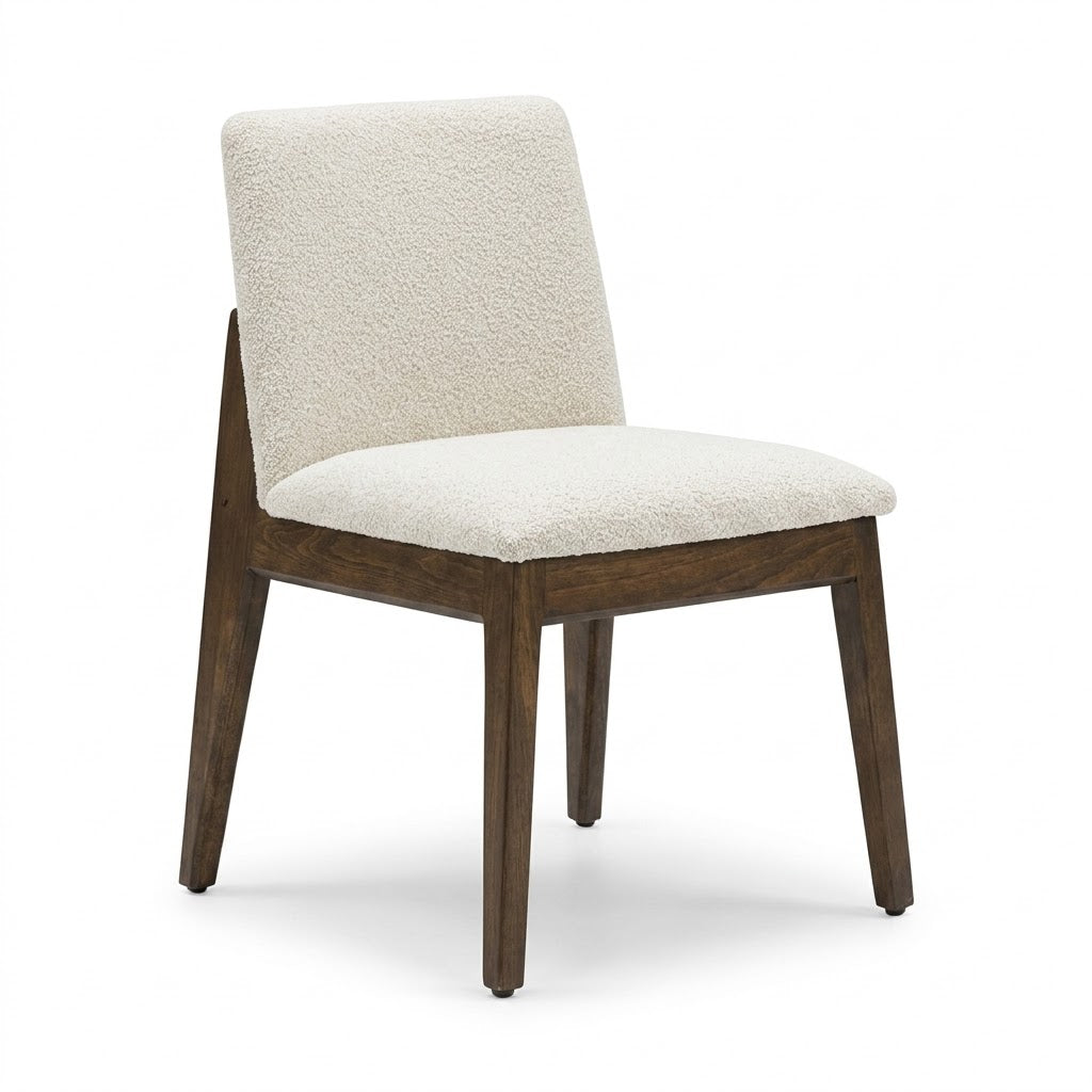 silla fabricada en madera solida de pino con tapiceria en color claro
