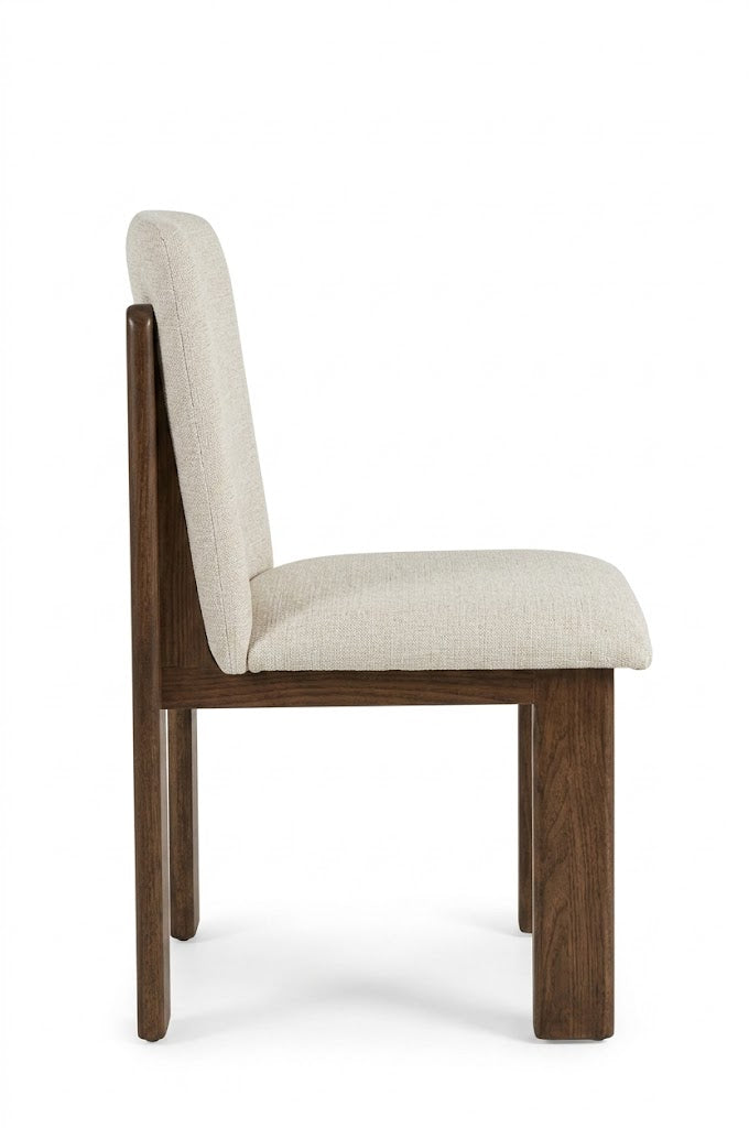 Silla Vail: diseño moderno con estructura en madera sólida y tapizado premium. Confort ergonómico, estilo contemporáneo y alta durabilidad para comedor
