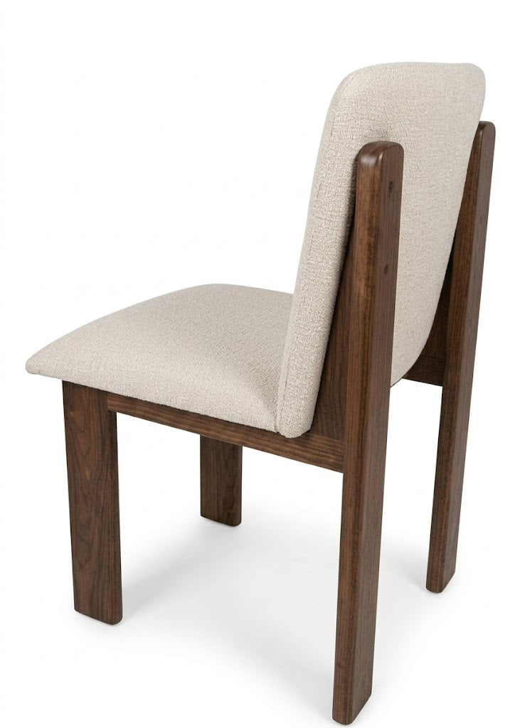 Silla Vail: diseño moderno con estructura en madera sólida y tapizado premium. Confort ergonómico, estilo contemporáneo y alta durabilidad para comedor