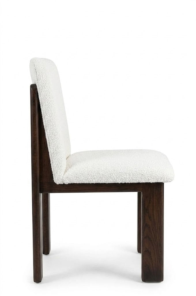 Silla Vail: diseño moderno con estructura en madera sólida y tapizado premium. Confort ergonómico, estilo contemporáneo y alta durabilidad para comedor