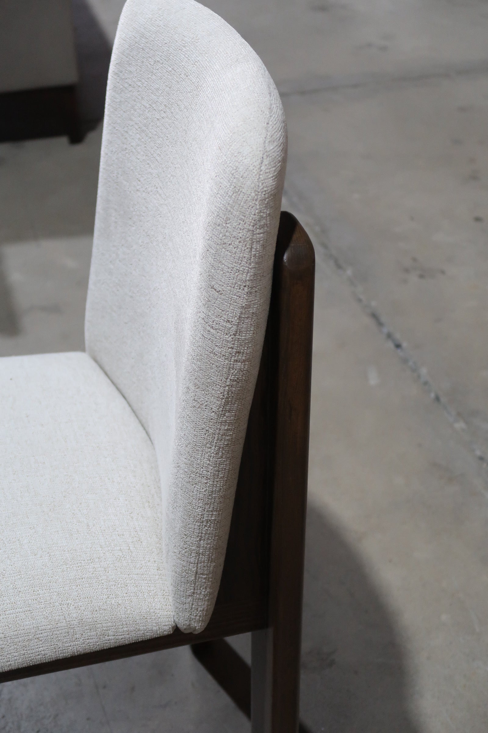 Silla Vail: diseño moderno con estructura en madera sólida y tapizado premium. Confort ergonómico, estilo contemporáneo y alta durabilidad para comedor