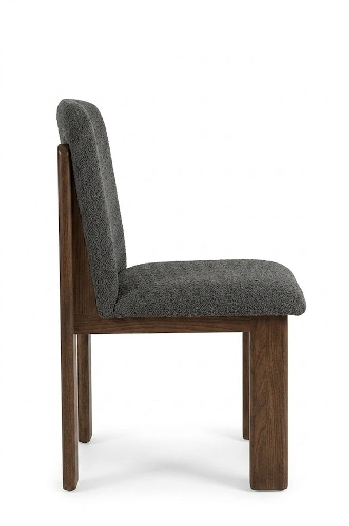 Silla Vail: diseño moderno con estructura en madera sólida y tapizado premium. Confort ergonómico, estilo contemporáneo y alta durabilidad para comedor