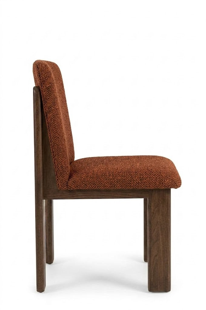 Silla Vail: diseño moderno con estructura en madera sólida y tapizado premium. Confort ergonómico, estilo contemporáneo y alta durabilidad para comedor