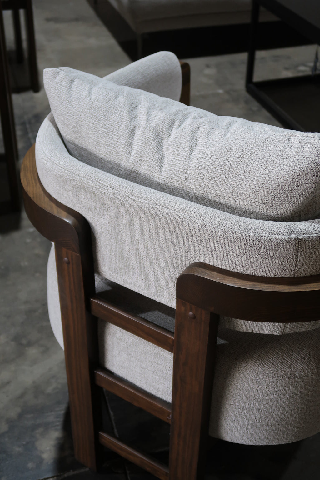Sillón Live: diseño moderno con estructura en madera de nogal y tapizado premium. Confort excepcional, estilo minimalista y alta durabilidad.