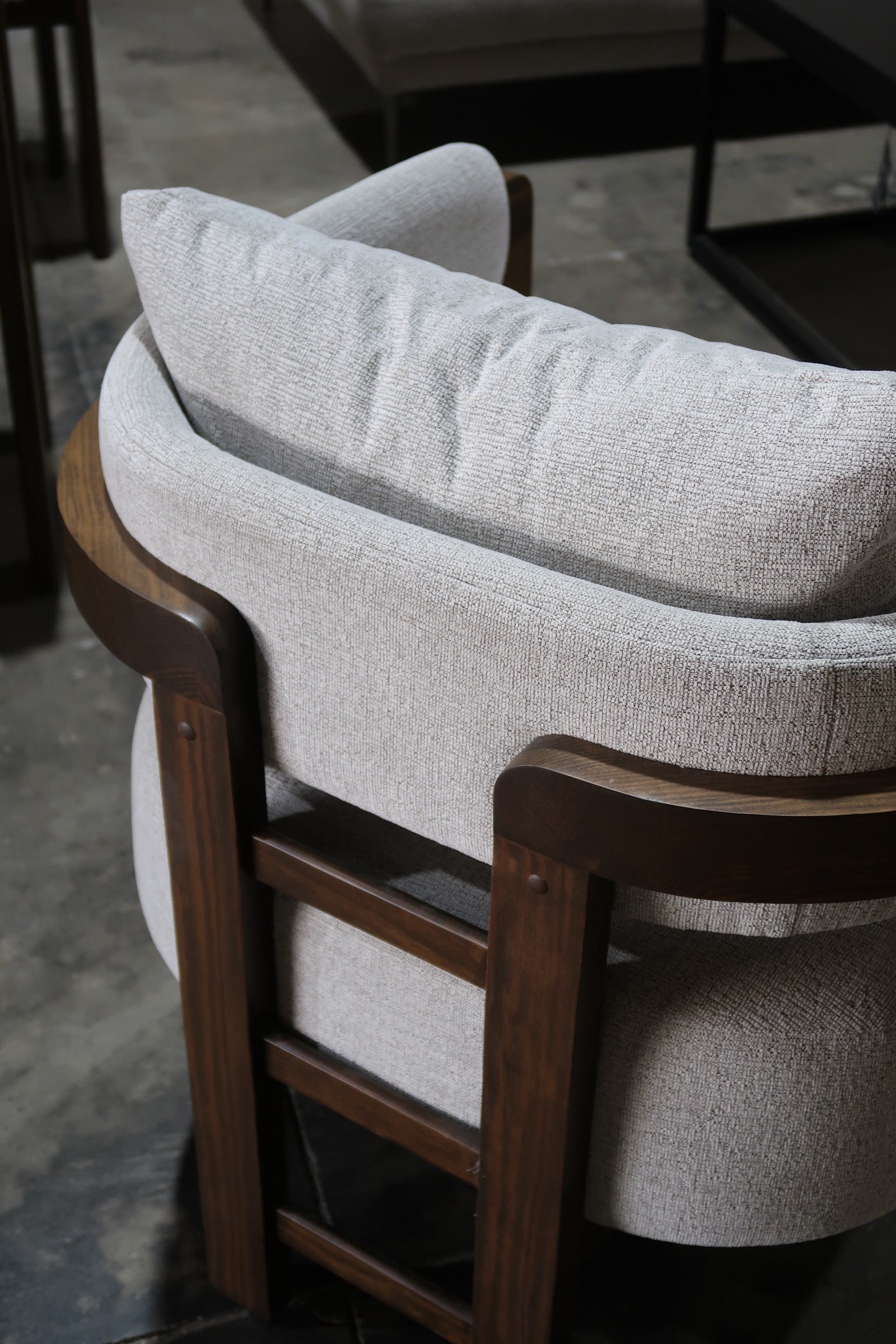 Sillón Live: diseño moderno con estructura en madera de nogal y tapizado premium. Confort excepcional, estilo minimalista y alta durabilidad.